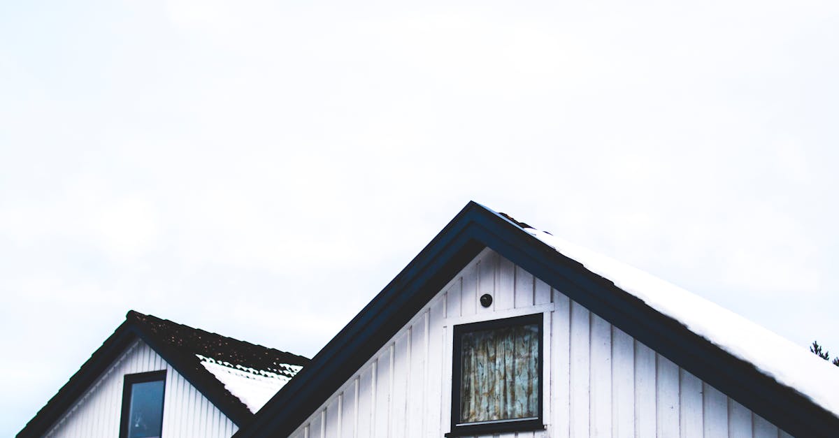 How to Identify and Fix Cracked Roof Tiles